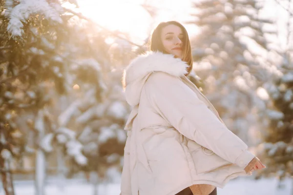 Karlı Bir Parkta Güzel Bir Kadının Portresi Kışlık Elbiseli Neşeli — Stok fotoğraf