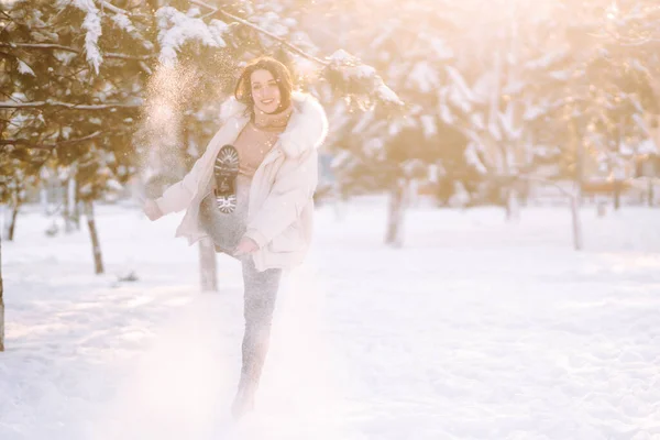 一个雪地的公园里年轻美丽女子的画像 穿着冬衣的快乐的女士在外面的雪地森林里快乐地摆姿势 圣诞节 — 图库照片