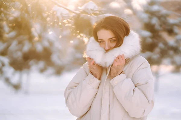 Porträtt Ung Vacker Kvinna Snöig Park Glada Dam Vinterkläder Poserar — Stockfoto