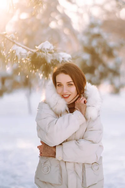 Karlı Bir Parkta Güzel Bir Kadının Portresi Kışlık Elbiseli Neşeli — Stok fotoğraf