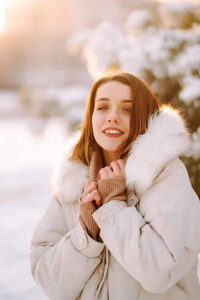 Portret Młodej Pięknej Kobiety Zaśnieżonym Parku Radosna Pani Zimowych Ciuchach — Zdjęcie stockowe