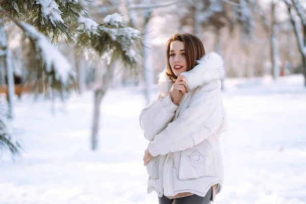 Portrait Young Beautiful Woman Snowy Park Cheerful Lady Winter Clothes — Stock Photo, Image