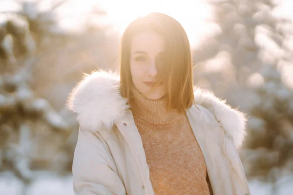 Retrato Jovem Mulher Bonita Parque Nevado Senhora Alegre Roupas Inverno — Fotografia de Stock