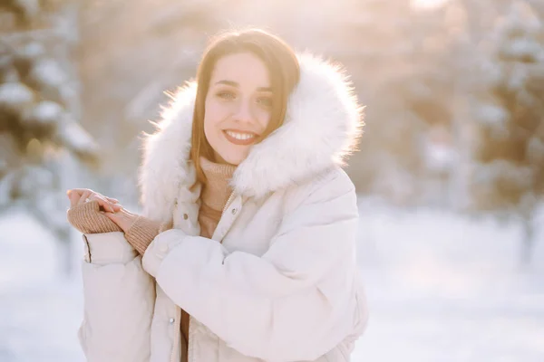 雪の公園で若い美しい女性の肖像画 雪の森の中で外の喜びをポーズ冬服の陽気な女性 冬休み クリスマス — ストック写真