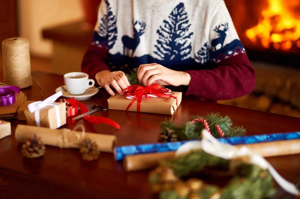 Las Manos Los Hombres Sostienen Regalo Navidad Hombre Usando Cinta — Foto de Stock