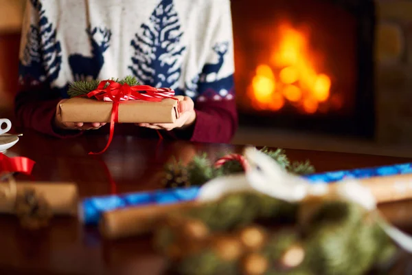 Mani Degli Uomini Tengono Regalo Natale Uomo Con Nastro Rosso — Foto Stock