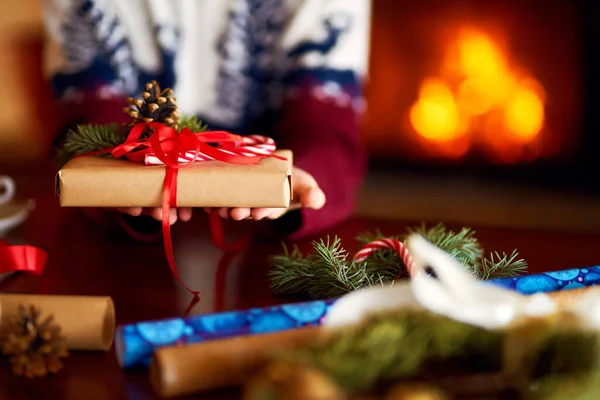 Mani Degli Uomini Tengono Regalo Natale Uomo Con Nastro Rosso — Foto Stock