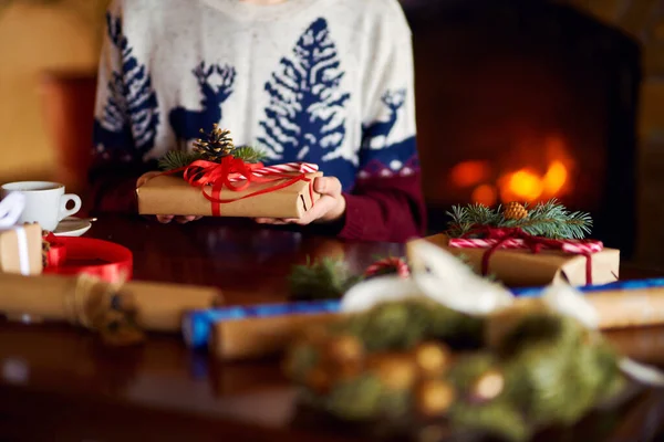 Las Manos Los Hombres Sostienen Regalo Navidad Hombre Usando Cinta — Foto de Stock