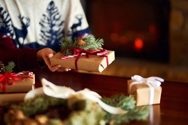 Mani Degli Uomini Tengono Regalo Natale Uomo Con Nastro Rosso — Foto Stock