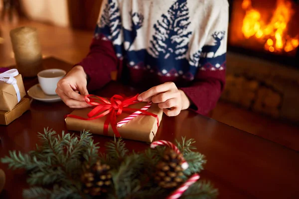 Mani Degli Uomini Tengono Regalo Natale Uomo Con Nastro Rosso — Foto Stock