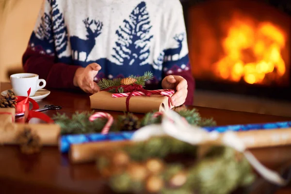 Männens Händer Håller Julklapp Man Använder Rött Band Grön Gran — Stockfoto