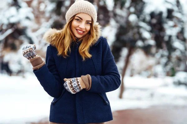 Pretty Woman Snowy Forest Young Lady Winter Clothes Posing Joy — Stock Photo, Image