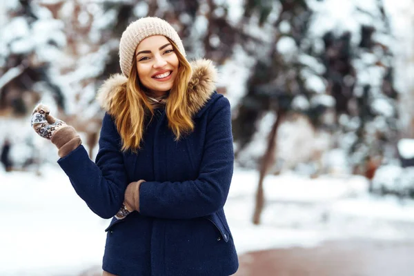 Vacker Kvinna Snöig Skog Ung Dam Vinterkläder Poserar Med Glädje — Stockfoto
