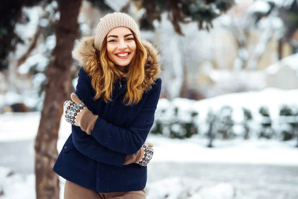 Vacker Kvinna Snöig Skog Ung Dam Vinterkläder Poserar Med Glädje — Stockfoto