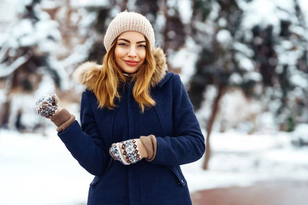 Uma Mulher Bonita Floresta Nevada Jovem Senhora Roupas Inverno Posando — Fotografia de Stock