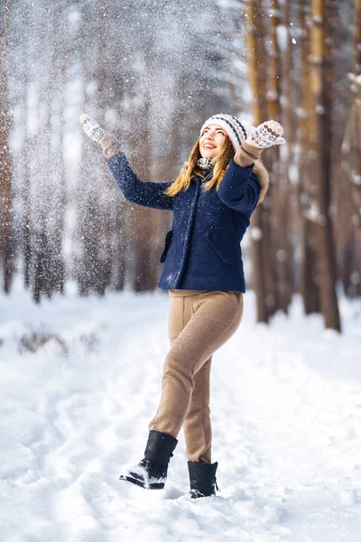 Feliz Invierno Linda Mujer Jugando Con Nieve Bosque Nevado Jovencita — Foto de Stock