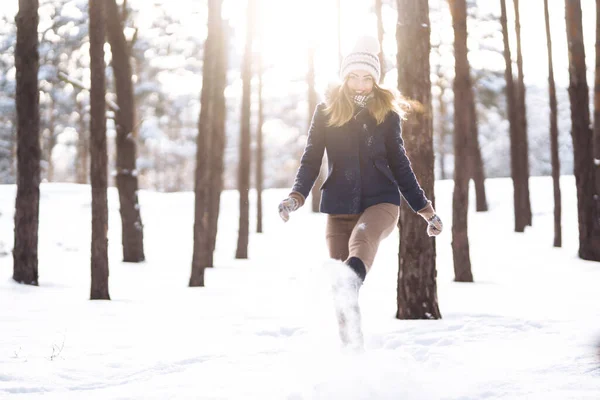 Ευτυχισμένος Χειμώνας Χαριτωμένη Γυναίκα Παίζει Χιόνι Στο Χιονισμένο Δάσος Νεαρή — Φωτογραφία Αρχείου