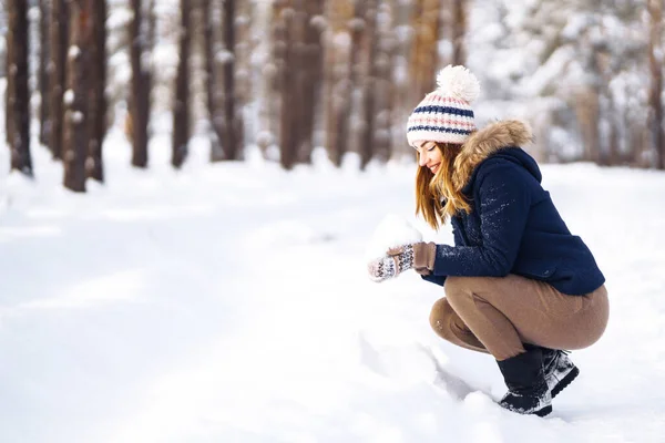 Feliz Invierno Linda Mujer Jugando Con Nieve Bosque Nevado Jovencita — Foto de Stock