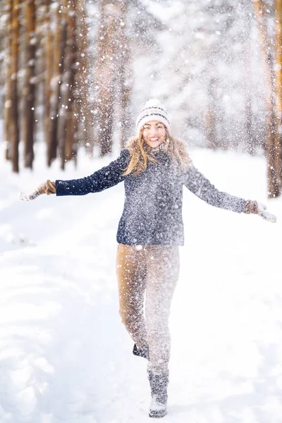 Счастливого Зимнего Времени Милая Женщина Играет Снегом Заснеженном Лесу Юная — стоковое фото