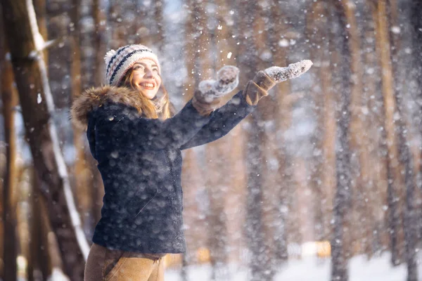 Buon Inverno Carina Donna Che Gioca Con Neve Nella Foresta — Foto Stock