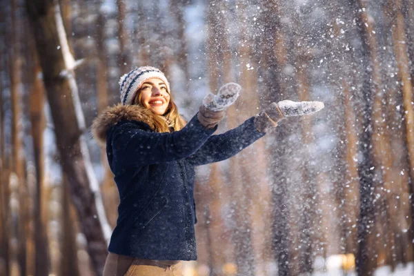 Feliz Invierno Linda Mujer Jugando Con Nieve Bosque Nevado Jovencita — Foto de Stock