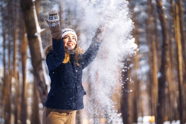 Feliz Invierno Linda Mujer Jugando Con Nieve Bosque Nevado Jovencita — Foto de Stock