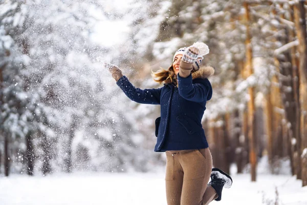 Feliz Invierno Linda Mujer Jugando Con Nieve Bosque Nevado Jovencita — Foto de Stock