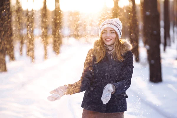 눈덮인 숲에서 귀여운 숙녀가 겨울을 즐기고 있습니다 — 스톡 사진