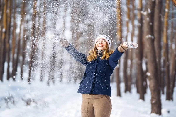 Kış Tatilin Kutlu Olsun Karlı Ormanda Karla Oynayan Tatlı Bir — Stok fotoğraf