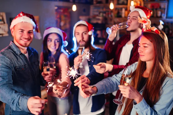 Una Multitud Jóvenes Felices Con Chispas Sus Manos Durante Celebración —  Fotos de Stock