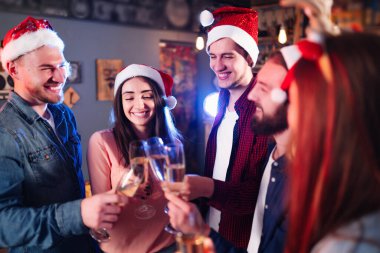 Bir grup mutlu arkadaş yeni yıl partisini kutluyor. Maytaplı, hediyeli ve bardak tokuşturan gençlerden oluşan bir kalabalık. Parti, tatiller, gece hayatı, tatiller. Noel.