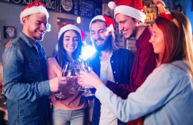 Bir grup mutlu arkadaş yeni yıl partisini kutluyor. Maytaplı, hediyeli ve bardak tokuşturan gençlerden oluşan bir kalabalık. Parti, tatiller, gece hayatı, tatiller. Noel.