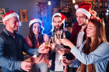 Bir grup mutlu arkadaş yeni yıl partisini kutluyor. Maytaplı, hediyeli ve bardak tokuşturan gençlerden oluşan bir kalabalık. Parti, tatiller, gece hayatı, tatiller. Noel.