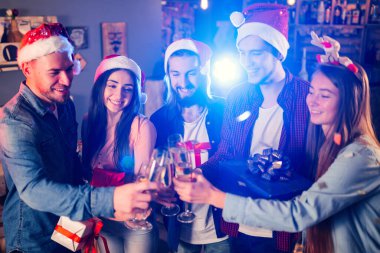 Bir grup mutlu arkadaş yeni yıl partisini kutluyor. Maytaplı, hediyeli ve bardak tokuşturan gençlerden oluşan bir kalabalık. Parti, tatiller, gece hayatı, tatiller. Noel.
