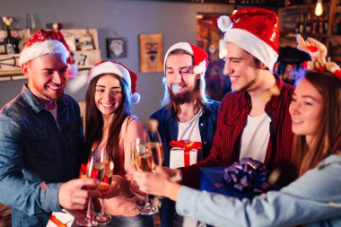 Bir grup mutlu arkadaş yeni yıl partisini kutluyor. Maytaplı, hediyeli ve bardak tokuşturan gençlerden oluşan bir kalabalık. Parti, tatiller, gece hayatı, tatiller. Noel.