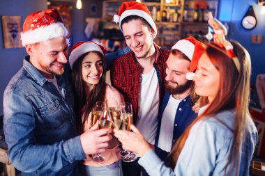 Bir grup mutlu arkadaş yeni yıl partisini kutluyor. Maytaplı, hediyeli ve bardak tokuşturan gençlerden oluşan bir kalabalık. Parti, tatiller, gece hayatı, tatiller. Noel.