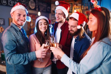 Bir grup mutlu arkadaş yeni yıl partisini kutluyor. Maytaplı, hediyeli ve bardak tokuşturan gençlerden oluşan bir kalabalık. Parti, tatiller, gece hayatı, tatiller. Noel.