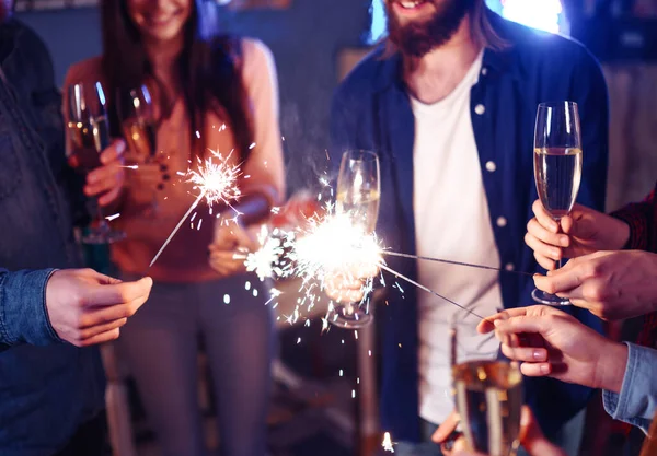 Kerstmis Schittert Handen Een Menigte Van Jonge Gelukkige Mensen Met — Stockfoto