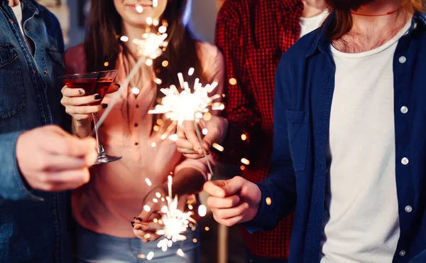 Julen Glittrar Händerna Skara Unga Glada Människor Med Tomtebloss Händerna — Stockfoto