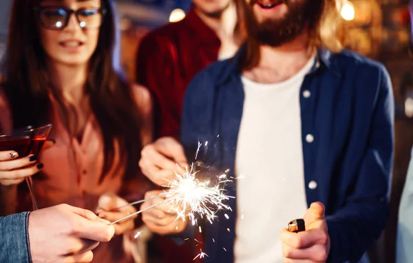 Julen Glittrar Händerna Skara Unga Glada Människor Med Tomtebloss Händerna — Stockfoto