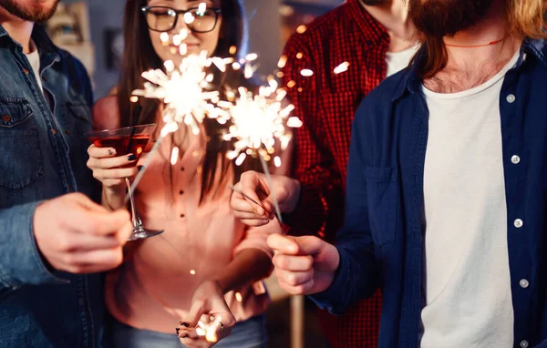 Julen Glittrar Händerna Skara Unga Glada Människor Med Tomtebloss Händerna — Stockfoto