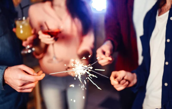 Natal Brilha Nas Mãos Uma Multidão Jovens Felizes Com Brilhos — Fotografia de Stock