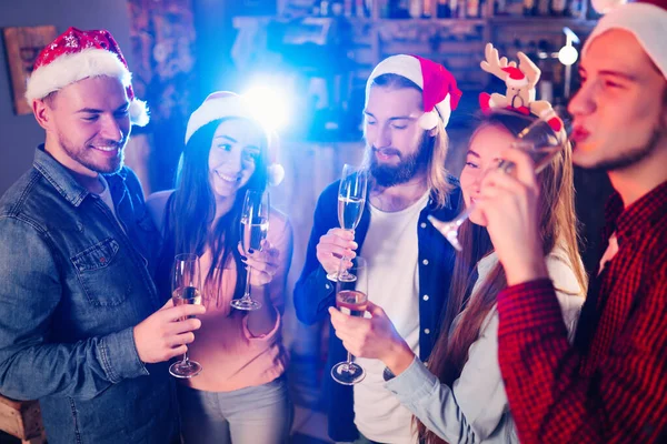 Grupp Glada Vänner Som Firar Nyårsfest Skara Ungdomar Med Tomtebloss — Stockfoto