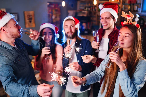 Skupina Šťastných Přátel Slaví Silvestrovskou Párty Dav Mladých Lidí Třpytkami — Stock fotografie