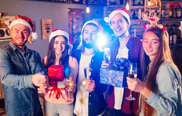 Skupina Šťastných Přátel Slaví Silvestrovskou Párty Dav Mladých Lidí Třpytkami — Stock fotografie