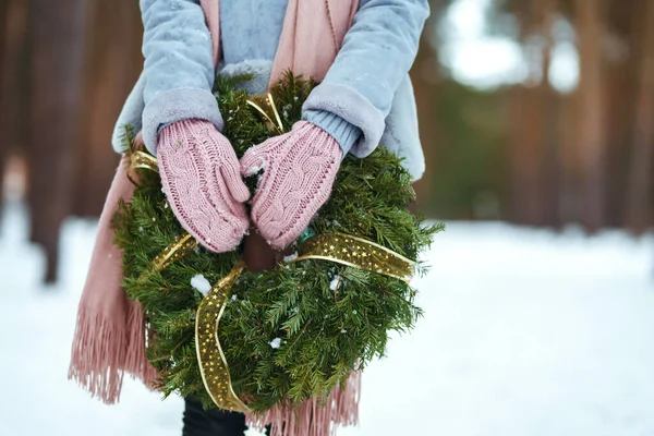 Ghirlanda Natale Verde Tradizionale Mani Femminili Foresta Neve Preparazione Vacanze — Foto Stock