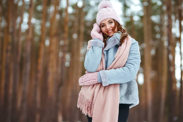 Mutlu Genç Bir Kadın Kar Ormanında Eğleniyor Kış Tatilinde Karla — Stok fotoğraf