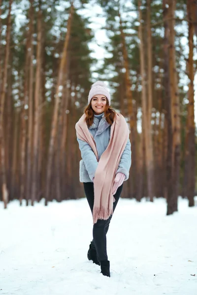 Glad Ung Kvinna Som Har Roligt Snön Skogen Leka Med — Stockfoto