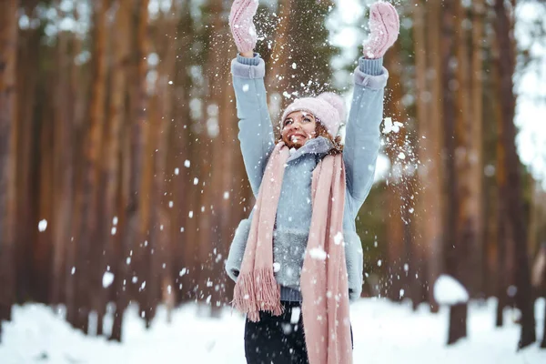 Mujer Joven Feliz Divirtiéndose Bosque Nieve Jugando Con Nieve Las — Foto de Stock