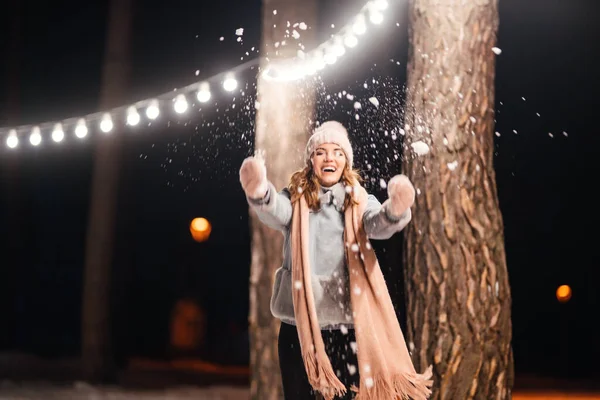 Красивая Молодая Женщина Играет Снежным Вечером Зимнем Парке Счастливая Женщина — стоковое фото